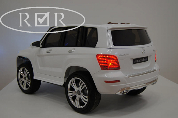 Электромобиль детский RiverToys Mercedes-Benz GLK300 (белый) с дистанционным управлением